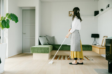 掃除する女性 ハンディモップをかける女性 © 健二 中村