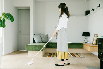 掃除する女性
ハンディモップをかける女性