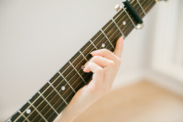 ギターを奏でる女性
ギターを演奏する女性
