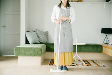 掃除する女性　モップをかけようとする女性