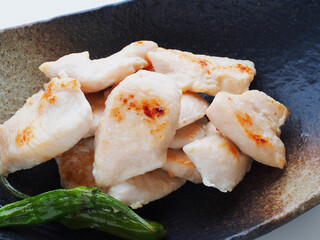 鶏むね肉の塩麹漬け焼き