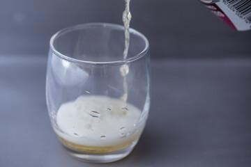 グレーの背景に映えるビール
ビールとグラス
