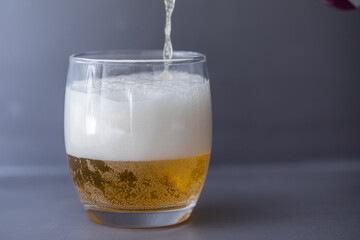 グレーの背景に映えるビール
ビールとグラス
