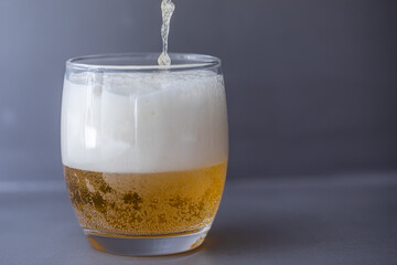 グレーの背景に映えるビール
ビールとグラス
