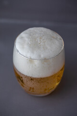 グレーの背景に映えるビール
ビールとグラス
