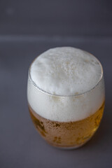 グレーの背景に映えるビール
ビールとグラス
