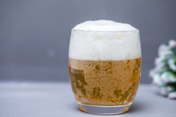 グレーの背景に映えるビール
ビールとグラス

