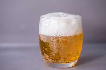 グレーの背景に映えるビール
ビールとグラス
