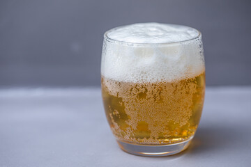 グレーの背景に映えるビール
ビールとグラス

