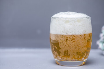 グレーの背景に映えるビール
グラスに注がれるビール
