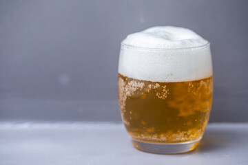 グレーの背景に映えるビール
グラスに注がれるビール