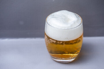 グレーの背景に映えるビール
グラスに注がれるビール