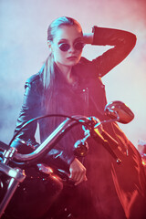 Obraz na płótnie Canvas girl biker in sunglasses