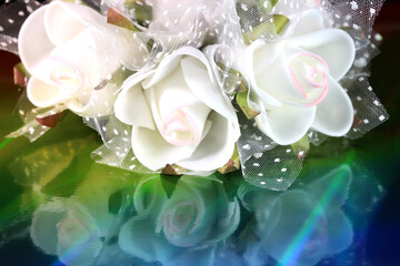 カラフル背景のバラの造花