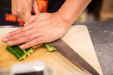 厨房で調理する男性
きゅうりを調理する男性