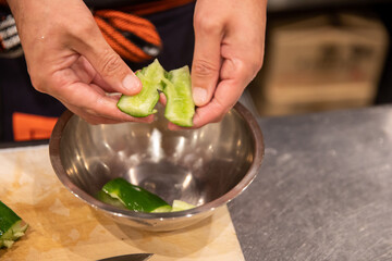 厨房で調理する男性
きゅうりを調理する男性