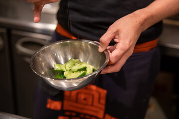 厨房で調理する男性
きゅうりを調理する男性