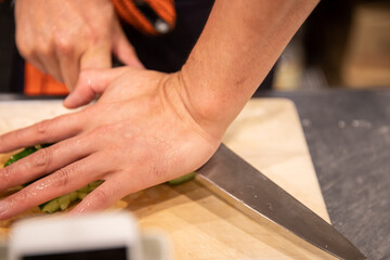 厨房で調理する男性
きゅうりを調理する男性