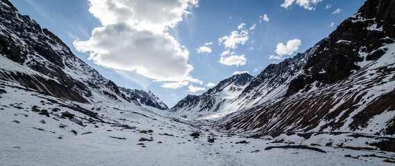panoramica valle y las montañas con nieve