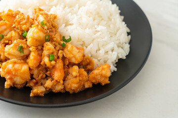 stir-fried shrimps with garlic and shrimps paste