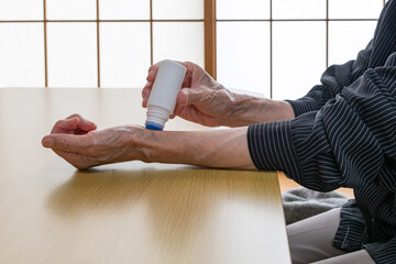 虫刺され薬を塗布する老人