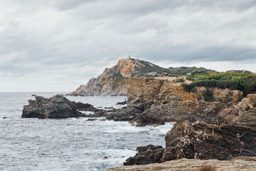 Vue d'une côte rocheuse. Le bord de mer. L'île du Gaou.