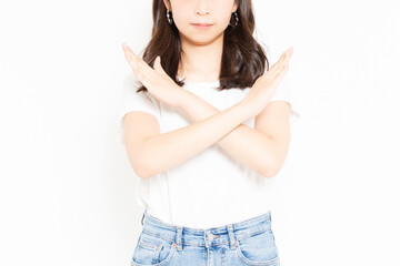 NGのサインを示すTシャツを着ている若い女性