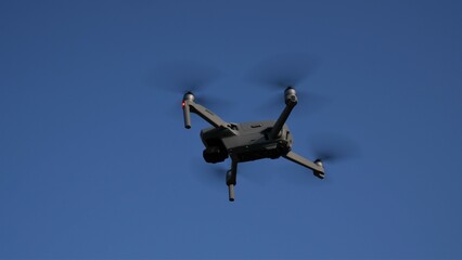 Drone volando en el cielo