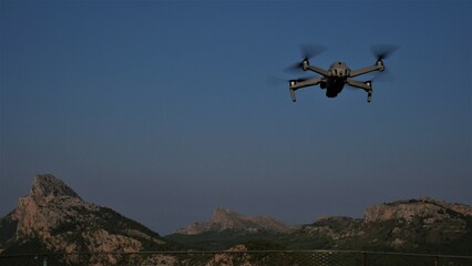 Fototapeta na wymiar Drone volando en el cielo