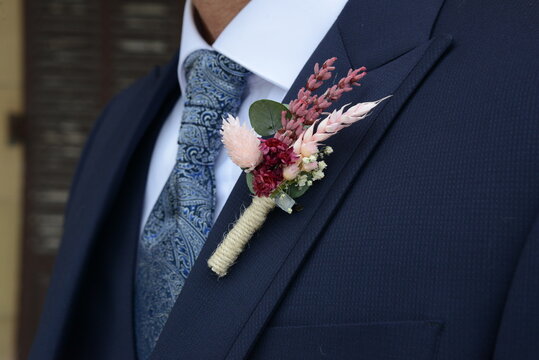 Boutonniere del novio en la solapa