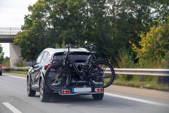 PKW auf der Autobahn transportiert Fahrräder auf dem Heckträger
