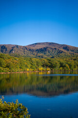 城県栗原市、秋田県湯沢市、雄勝郡東成瀬村、岩手県一関市にある栗駒山近くの湖畔キャンプ場の紅葉の時期の風景 Scenery of the lakeside campground near Mt. Kurikoma in Kurihara City, Castle Prefecture; Yuzawa City, Akita Prefecture; Higashinaruse Village, Oga