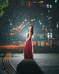 雨に濡れる赤いドレスを着た女性