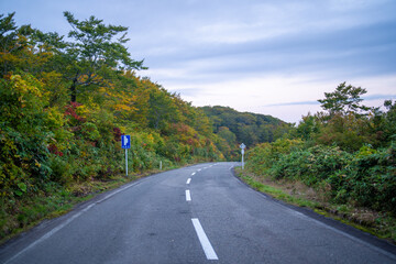 Fototapeta premium 宮城県栗原市、秋田県湯沢市、雄勝郡東成瀬村、岩手県一関市にある栗駒山を紅葉の時期に登山する風景A view of climbing Mt. Kurikoma in Kurihara City, Miyagi Prefecture, Yuzawa City, Akita Prefecture, during the autumn foliage season.