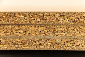 重ねられた木板を横から眺める