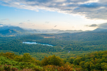 宮城県栗原市、秋田県湯沢市、雄勝郡東成瀬村、岩手県一関市にある栗駒山を紅葉の時期に登山する風景A view of climbing Mt. Kurikoma in Kurihara City, Miyagi Prefecture, Yuzawa City, Akita Prefecture, during the autumn foliage season.