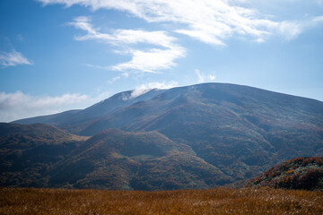 宮城県栗原市、秋田県湯沢市、雄勝郡東成瀬村、岩手県一関市にある栗駒山を紅葉の時期に登山する風景A view of climbing Mt. Kurikoma in Kurihara City, Miyagi Prefecture, Yuzawa City, Akita Prefecture, during the autumn foliage season.