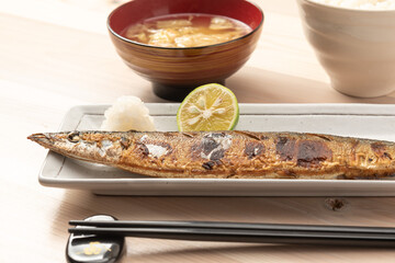 焼きサンマ　定食