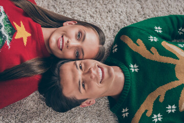 Photo portrait young top view couple spending time together laying on floor smiling
