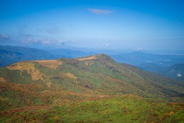宮城県栗原市、秋田県湯沢市、雄勝郡東成瀬村、岩手県一関市にある栗駒山を紅葉の時期に登山する風景A view of climbing Mt. Kurikoma in Kurihara City, Miyagi Prefecture, Yuzawa City, Akita Prefecture, during the autumn foliage season.