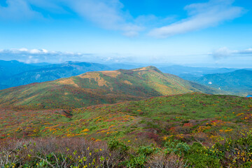 宮城県栗原市、秋田県湯沢市、雄勝郡東成瀬村、岩手県一関市にある栗駒山を紅葉の時期に登山する風景A view of climbing Mt. Kurikoma in Kurihara City, Miyagi Prefecture, Yuzawa City, Akita Prefecture, during the autumn foliage season.