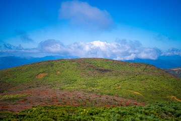 宮城県栗原市、秋田県湯沢市、雄勝郡東成瀬村、岩手県一関市にある栗駒山を紅葉の時期に登山する風景A view of climbing Mt. Kurikoma in Kurihara City, Miyagi Prefecture, Yuzawa City, Akita Prefecture, during the autumn foliage season.