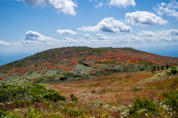 宮城県栗原市、秋田県湯沢市、雄勝郡東成瀬村、岩手県一関市にある栗駒山を紅葉の時期に登山する風景A view of climbing Mt. Kurikoma in Kurihara City, Miyagi Prefecture, Yuzawa City, Akita Prefecture, during the autumn foliage season.