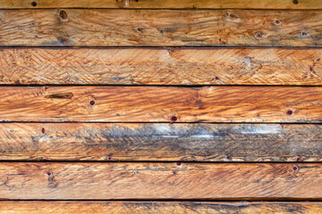 Drewniane tło z brązowych desek z widocznymi sękami