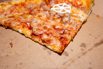 Leftovers of pizza in an empty takeaway box