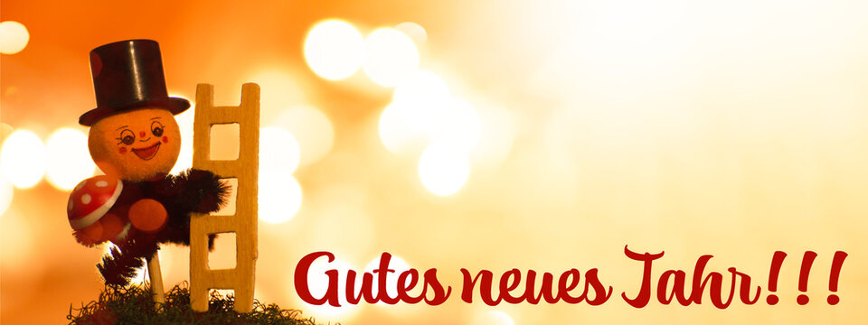 Gutes neues Jahr Gru&szlig;karte - Silvester Neujahr Gl&uuml;cksbringer Schornsteinfeger mit Leiter und Gl&uuml;ckspilz und vielen Bokeh Lichtern im Hintergrund