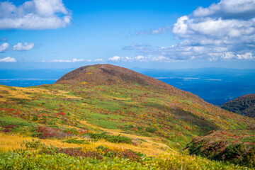 宮城県栗原市、秋田県湯沢市、雄勝郡東成瀬村、岩手県一関市にある栗駒山を紅葉の時期に登山する風景A view of climbing Mt. Kurikoma in Kurihara City, Miyagi Prefecture, Yuzawa City, Akita Prefecture, during the autumn foliage season.