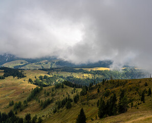 Postalm Berge Wiesen Dramatischer Himmel Wolken Gebirge Alpen Österreich Salzbuger Land Bäume 