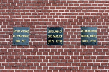 Obraz premium Tombstones of political figures Arthur McManus, John Landler and William Heywood in the Kremlin Wall in the center of Moscow