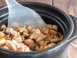 鶏肉とキノコや野菜を土鍋で炊きこんで作った炊き込みご飯。